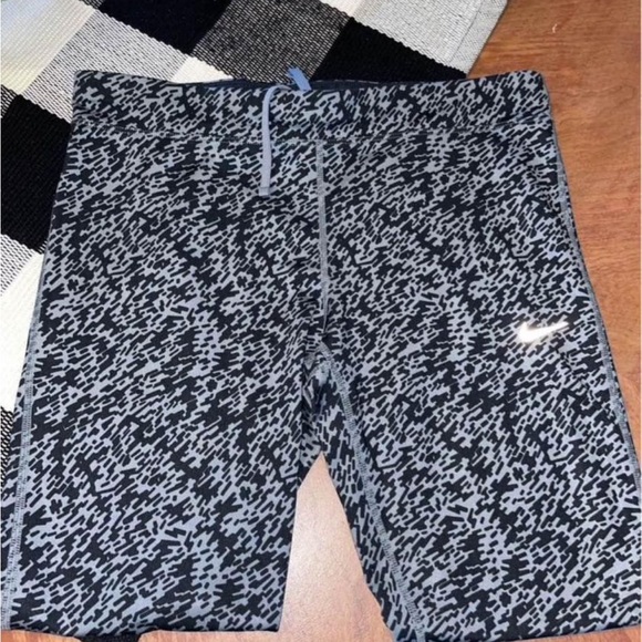 Nike Caris sz M - Picture 2 of 4